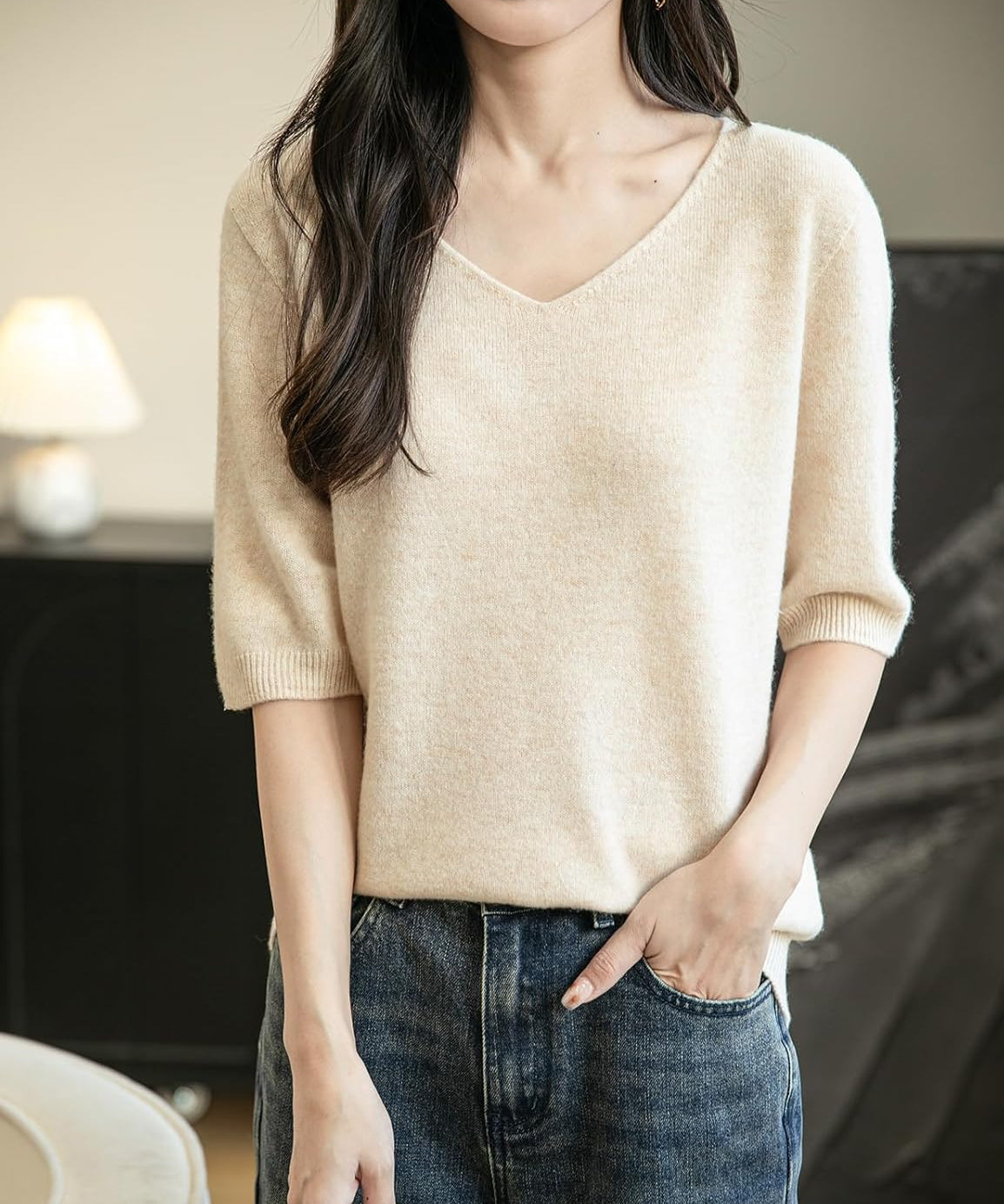 Bezszwowy sweter z krótkim rękawem, wykonany w 100% z wełny merynosów, z dekoltem w kształcie litery V