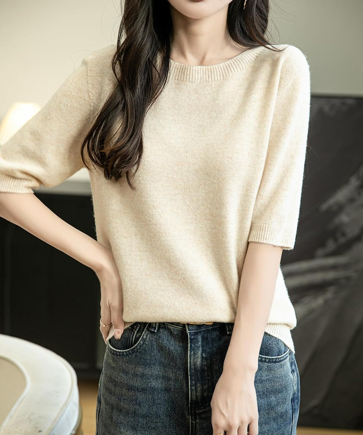 Bezszwowy sweter z okrągłym dekoltem, wykonany w 100% z wełny merynosów, z krótkim rękawem