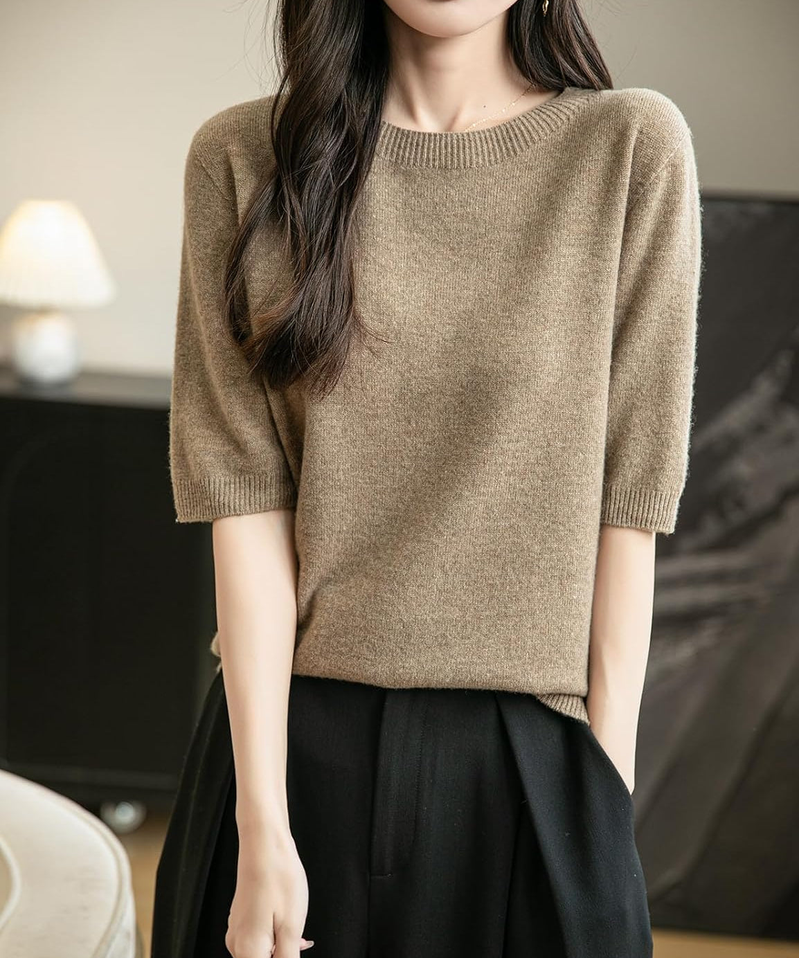 Bezszwowy sweter z okrągłym dekoltem, wykonany w 100% z wełny merynosów, z krótkim rękawem