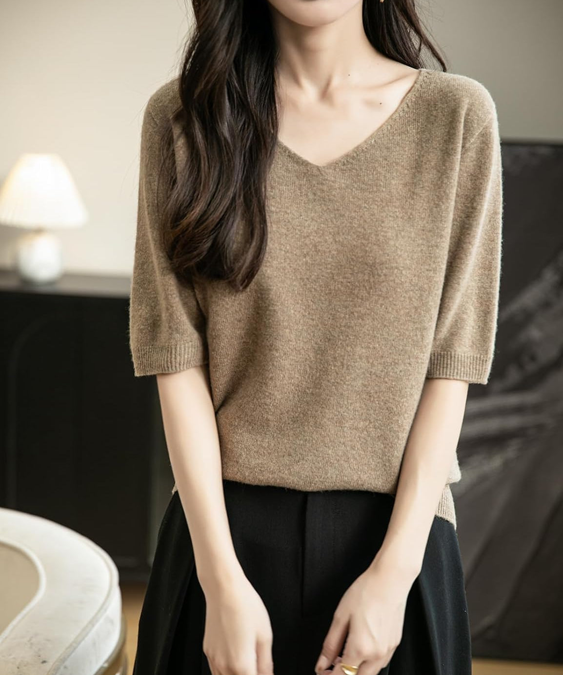 Bezszwowy sweter z krótkim rękawem, wykonany w 100% z wełny merynosów, z dekoltem w kształcie litery V