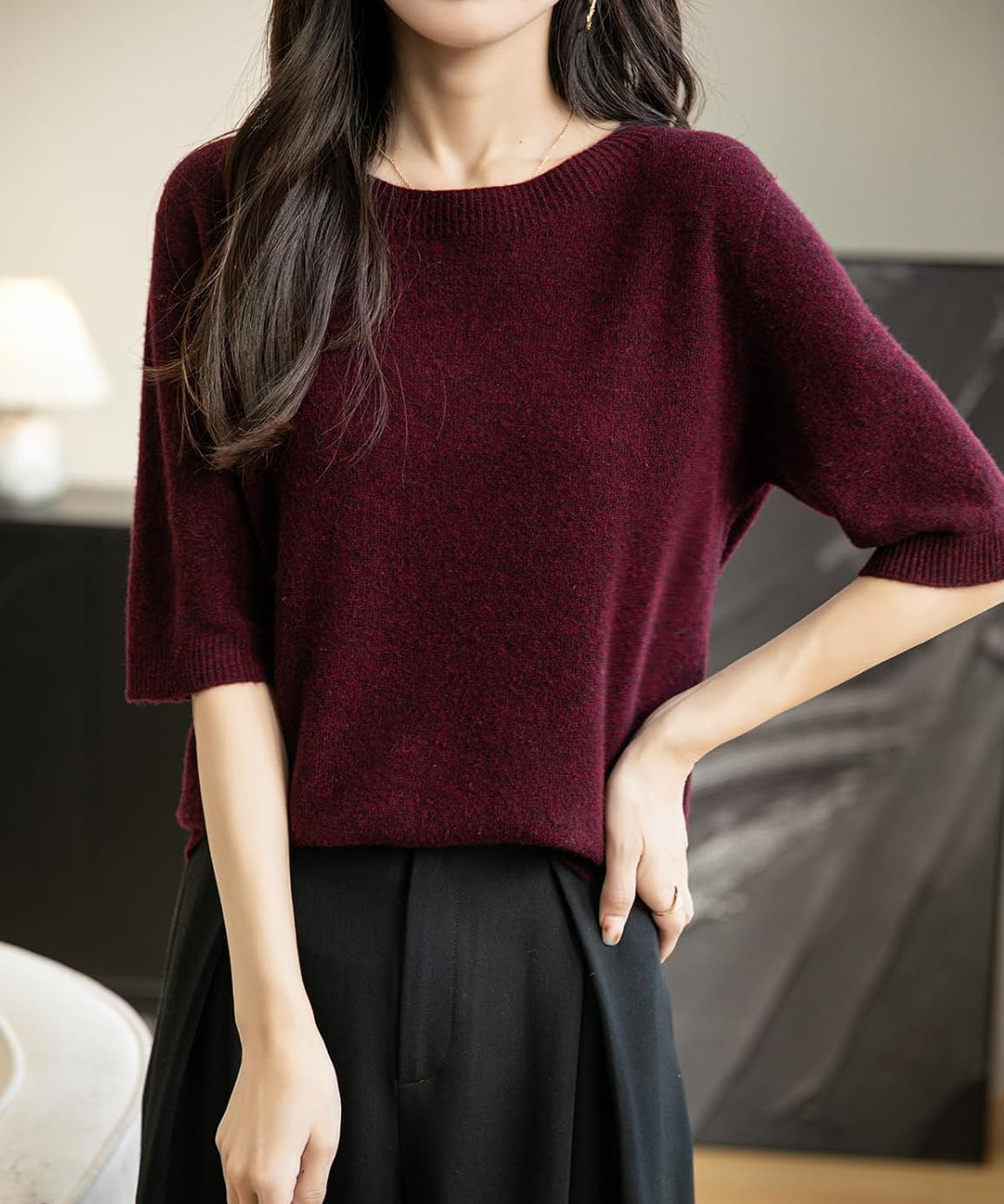 Bezszwowy sweter z okrągłym dekoltem, wykonany w 100% z wełny merynosów, z krótkim rękawem