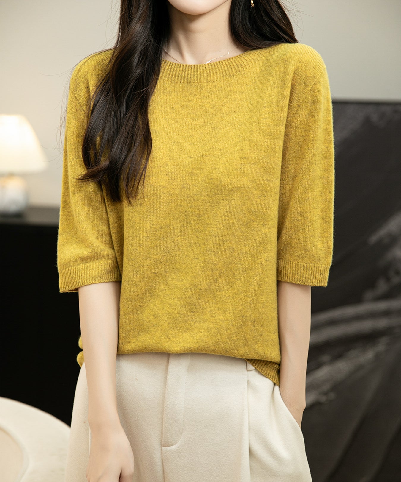 Bezszwowy sweter z okrągłym dekoltem, wykonany w 100% z wełny merynosów, z krótkim rękawem