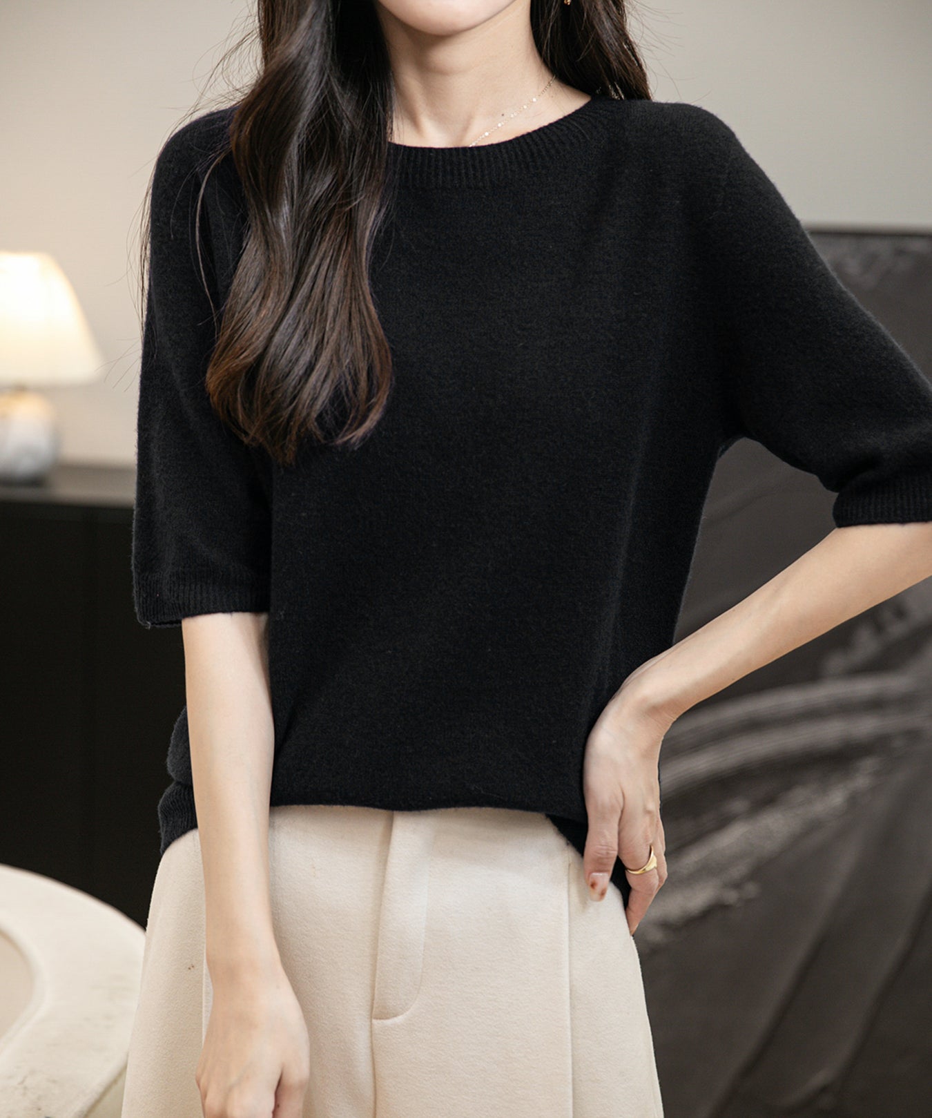 Bezszwowy sweter z okrągłym dekoltem, wykonany w 100% z wełny merynosów, z krótkim rękawem