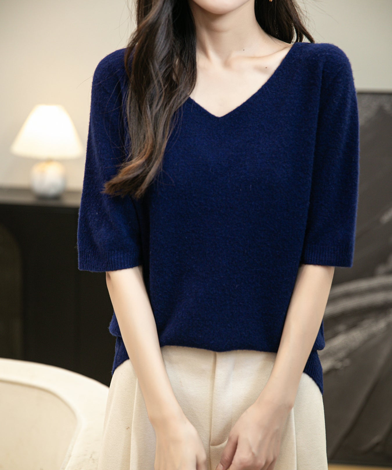 Bezszwowy sweter z krótkim rękawem, wykonany w 100% z wełny merynosów, z dekoltem w kształcie litery V