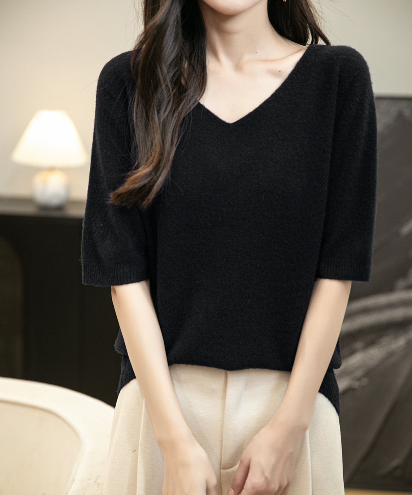 Bezszwowy sweter z krótkim rękawem, wykonany w 100% z wełny merynosów, z dekoltem w kształcie litery V