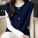 女性の100％メリノウールセーターベスト2025秋の冬の首のネックボタンダウンノースリーブケーブルニットセーターベスト