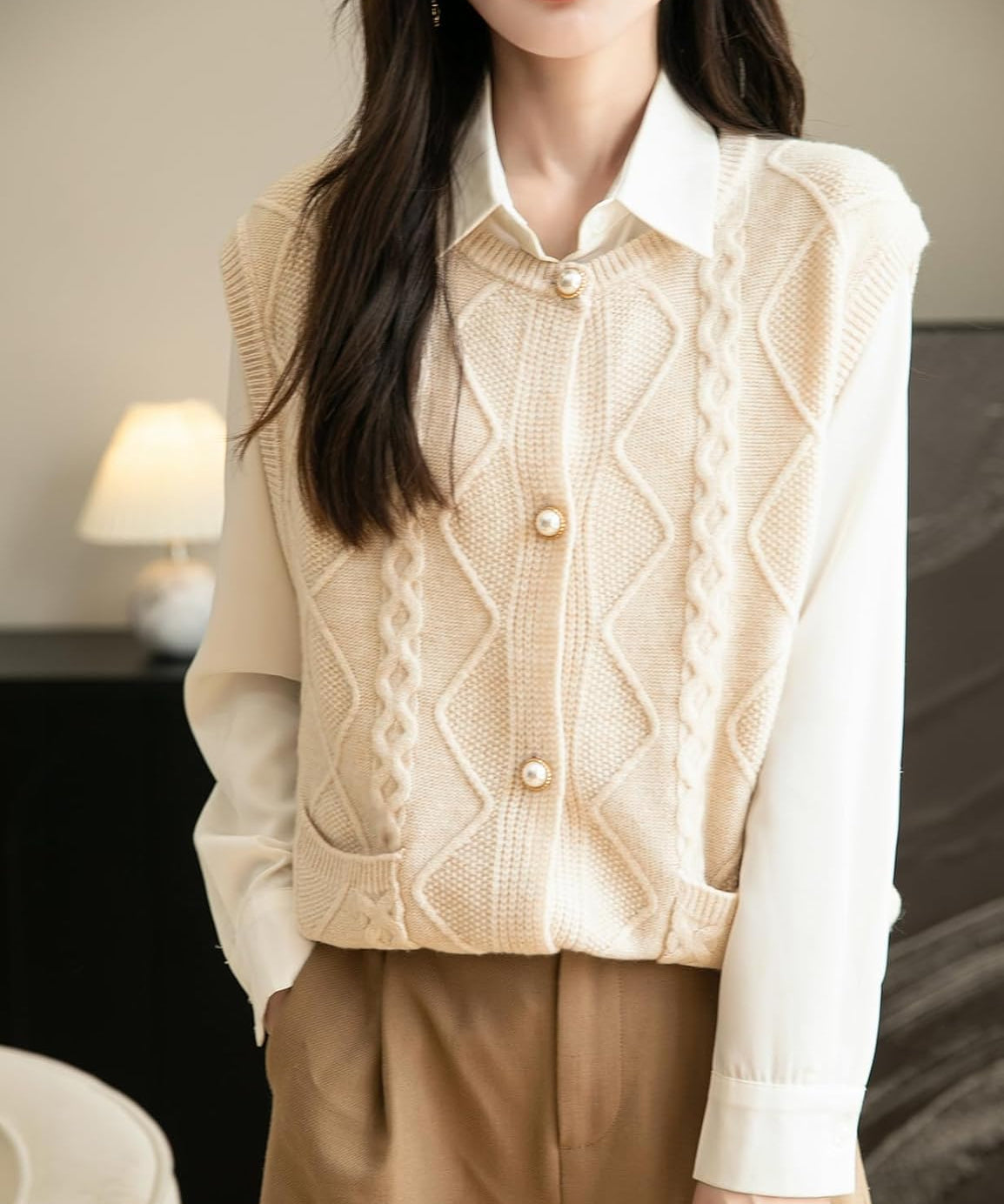 Chaleco tipo suéter de punto de ochos con botones y cuello redondo