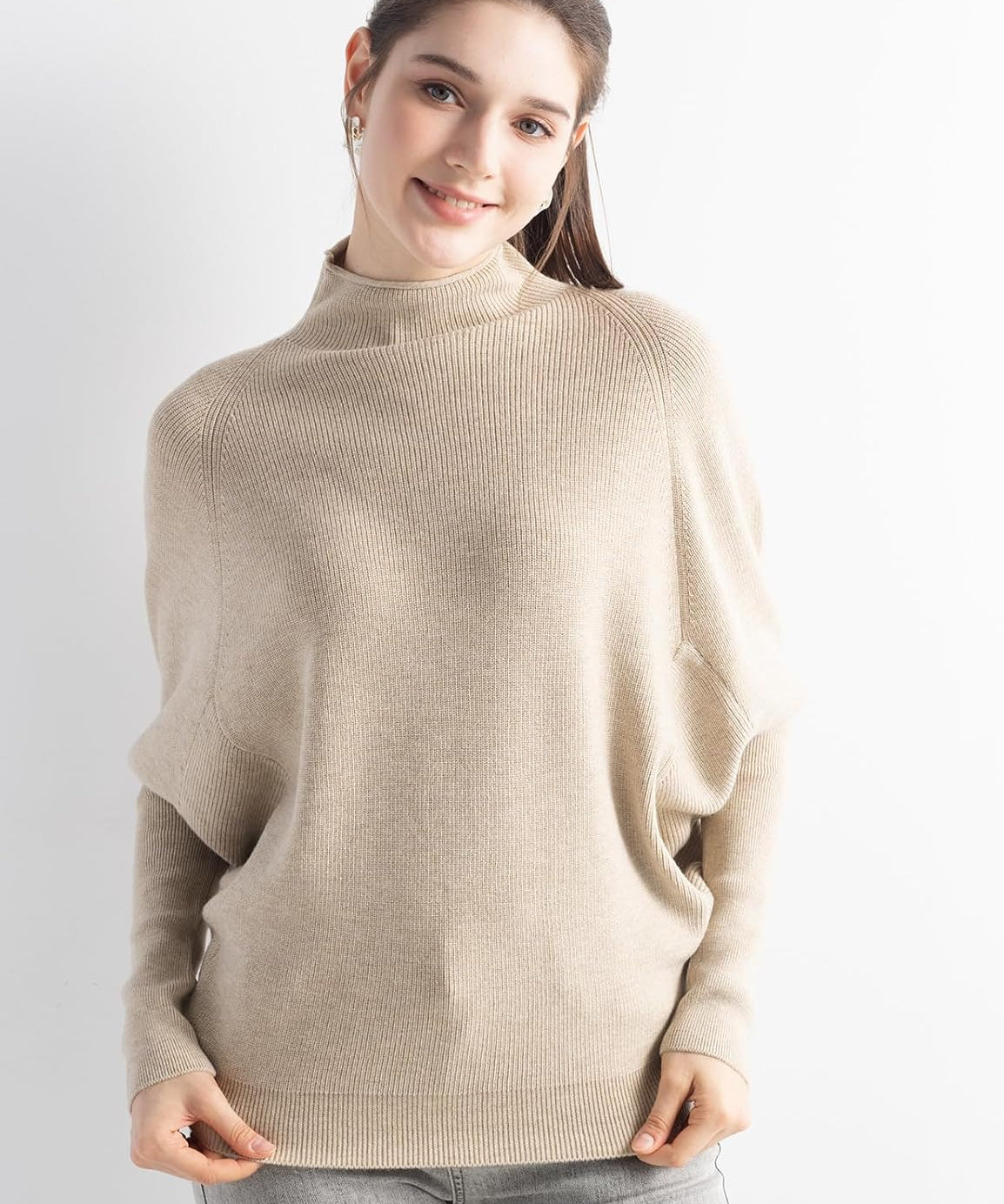 Maglione oversize lavorato a maglia a pipistrello con collo a lupetto in misto lana merino