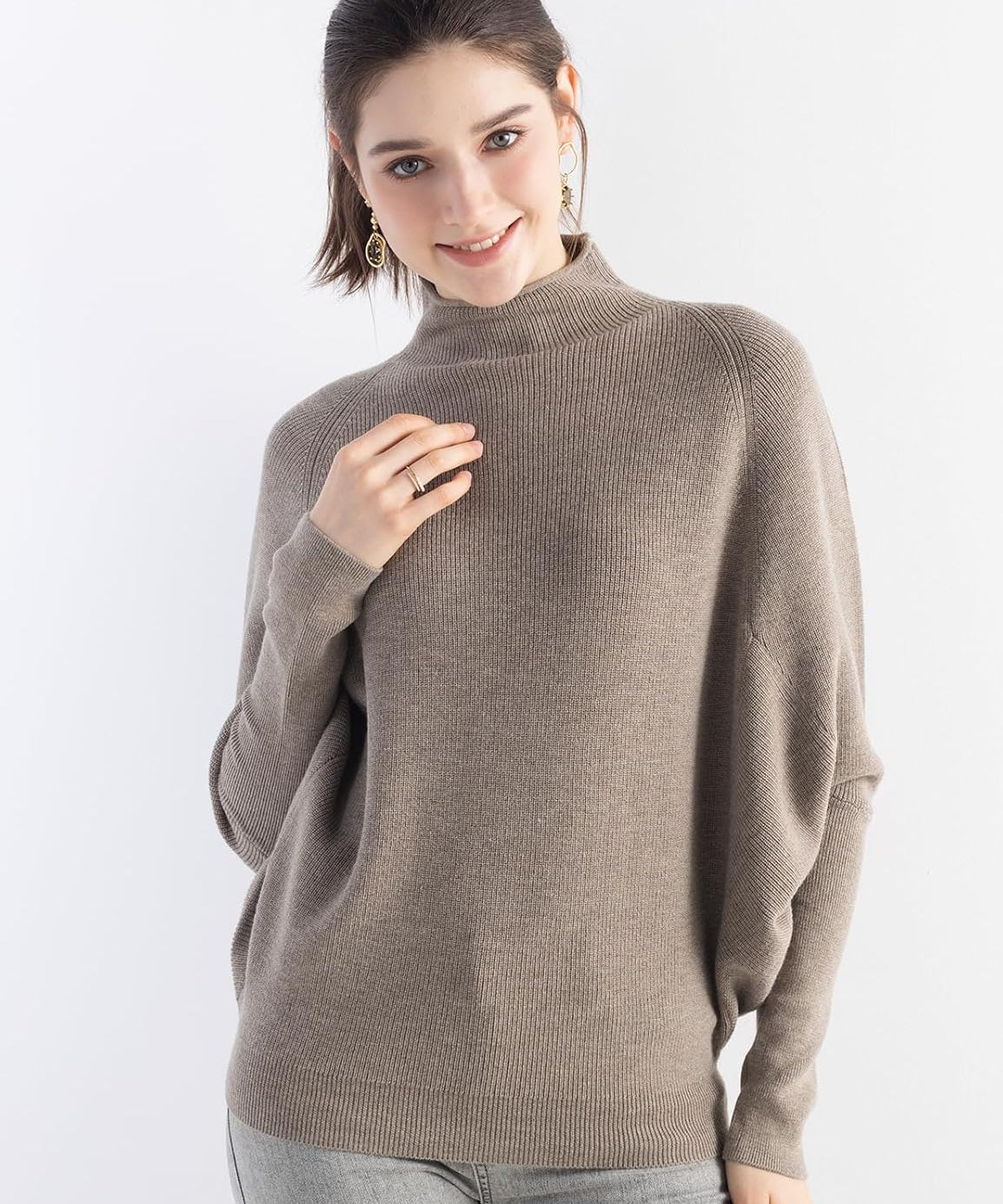 Maglione oversize lavorato a maglia a pipistrello con collo a lupetto in misto lana merino