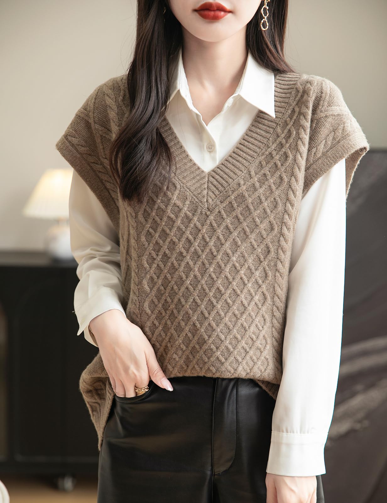 Kamizelka sweterkowa z dekoltem w kształcie litery V, wykonana w 100% z wełny merynosów